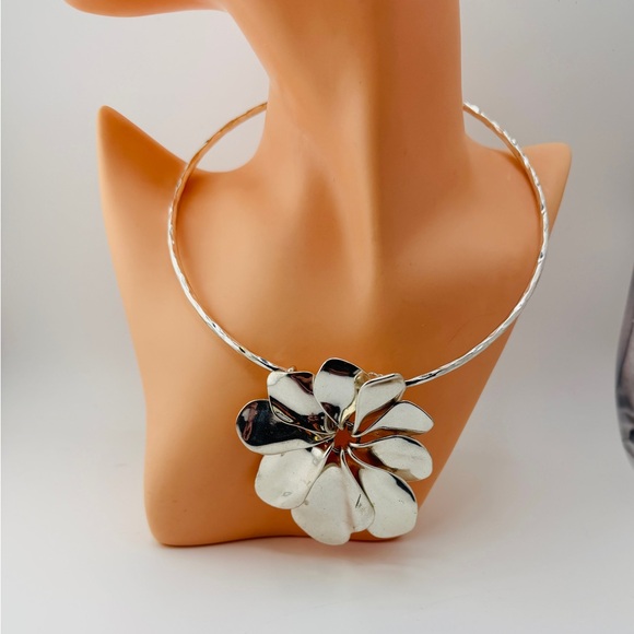 Robert Lee Morris Soho Flower Pendant Statement Collar Necklace - Picture 9 of 10
